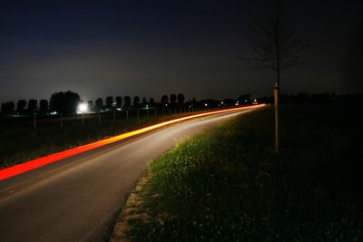 夜间道路长曝光照片